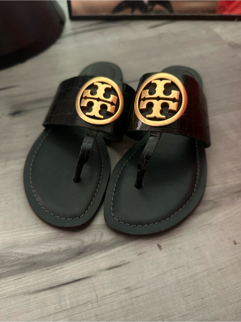 Tory Burch Black Croc Embossed Logo Thong Sandals – Size 5.5